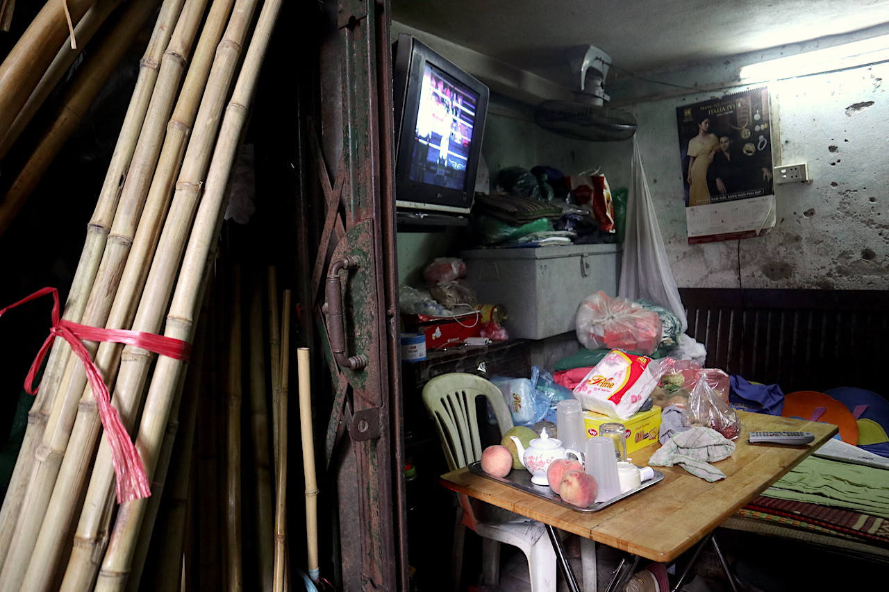 Thực tế, những con ngõ kéo dài cả chục mét. Mỗi hộ gia đình sinh sống trong căn phòng chỉ khoảng 2m, rộng 3m lụp xụp.