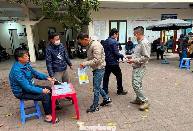 Có đến 2, 3 "mũi" tiếp nhận hồ sơ, giải quyết vòng ngoài để giảm áp lực, người dân tập trung đông khu vực trong nhà. Có đến 2, 3 "mũi" tiếp nhận hồ sơ, giải quyết vòng ngoài để giảm áp lực, người dân tập trung đông khu vực trong nhà.