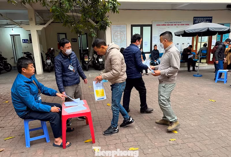 Có đến 2, 3 "mũi" tiếp nhận hồ sơ, giải quyết vòng ngoài để giảm áp lực, người dân tập trung đông khu vực trong nhà.