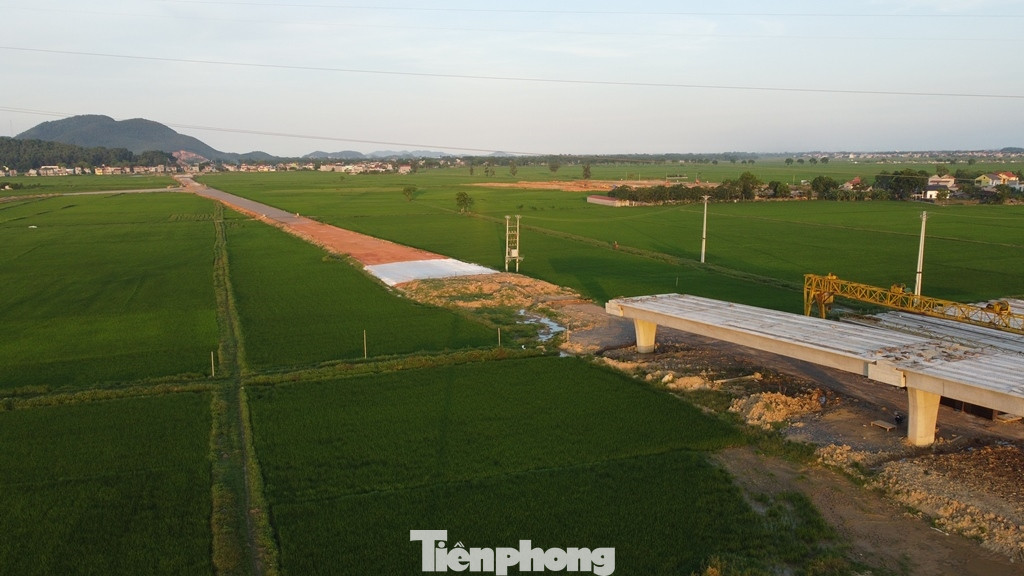 Một đầu cầu vượt tại nút giao vẫn đang chơ vơ, chưa thể kết nối với đường dẫn dự án bên dưới.