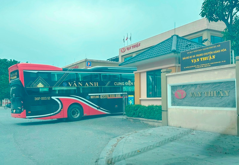 Tất cả xe Vân Anh chạy từ Thanh Hóa ra Hà Nội đều vào bãi đất trống phía sau cây xăng Vạn Thuận, đường Chu Văn An (Thanh Trì) trả đón khách. Tất cả xe Vân Anh chạy từ Thanh Hóa ra Hà Nội đều vào bãi đất trống phía sau cây xăng Vạn Thuận, đường Chu Văn An (Thanh Trì) trả đón khách.