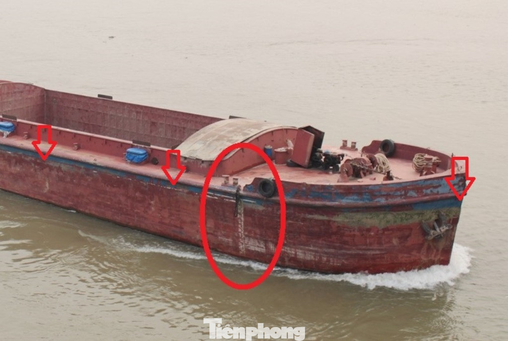 Theo quy định, tàu thuyền hoạt động và chở hàng trên sông nước đều được nhà sản xuất và ngành đăng kiểm đánh dấu các mớn nước quy định tải trọng của tàu (vòng tròn đỏ). Khi hoạt động trên sông, tàu chở hàng không được phép để chìm mớn nước và sàn boong.