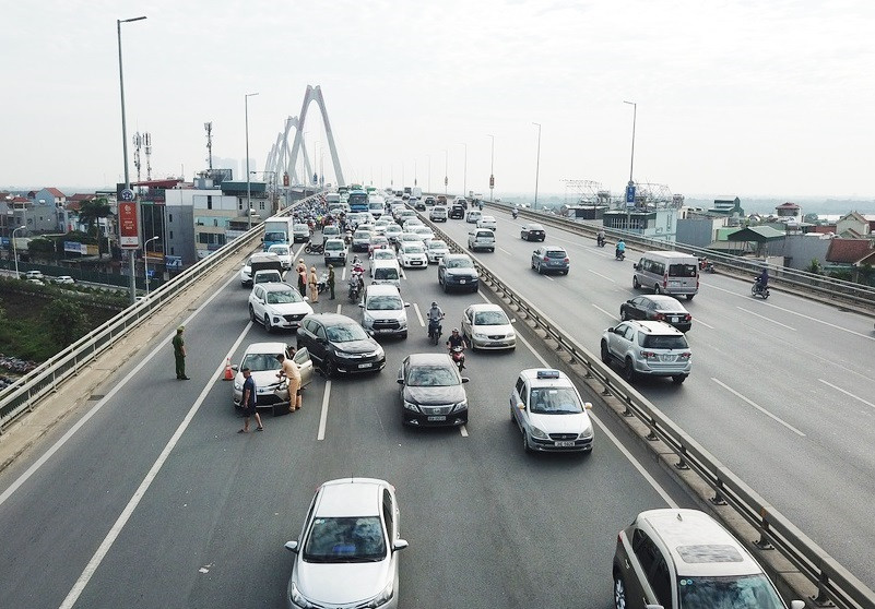 Lo ngại đóng 2 cầu Nhật Tân, Thanh Trì cùng lúc sẽ xảy ra ùn tắc kéo dài.