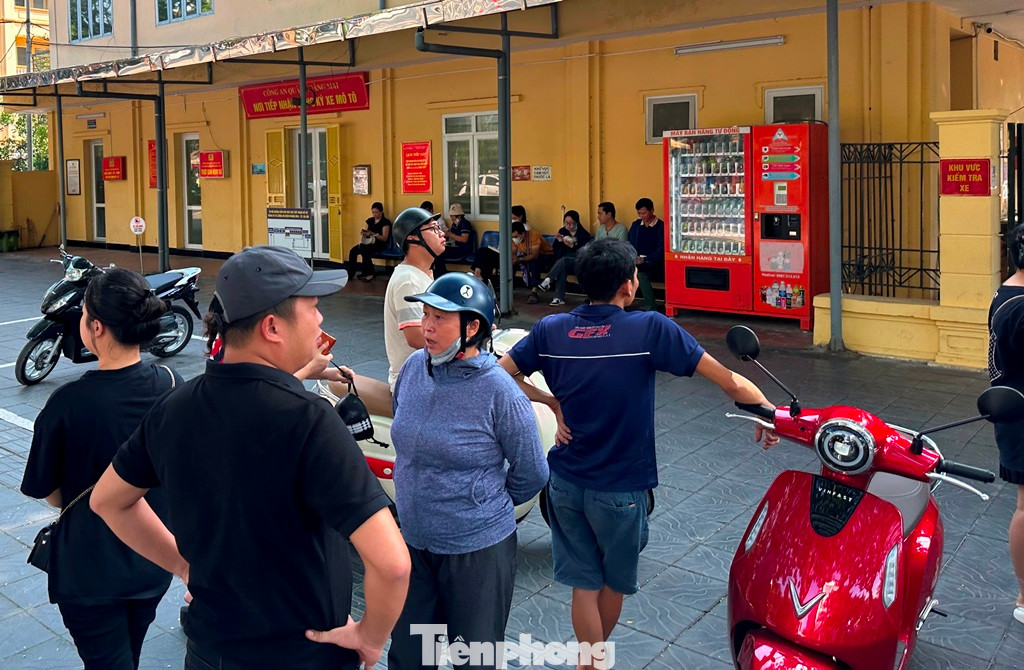 Tại các điểm đăng ký xe máy ở các quận nội thành Hà Nội, trong đó có Công an Hoàng Mai, Công an Hà Đông, Công an Thanh Xuân… trong hai tuần qua, người dân phải xếp hàng, chờ đợi lâu để làm thủ tục đăng ký xe máy, xe điện 2 bánh.