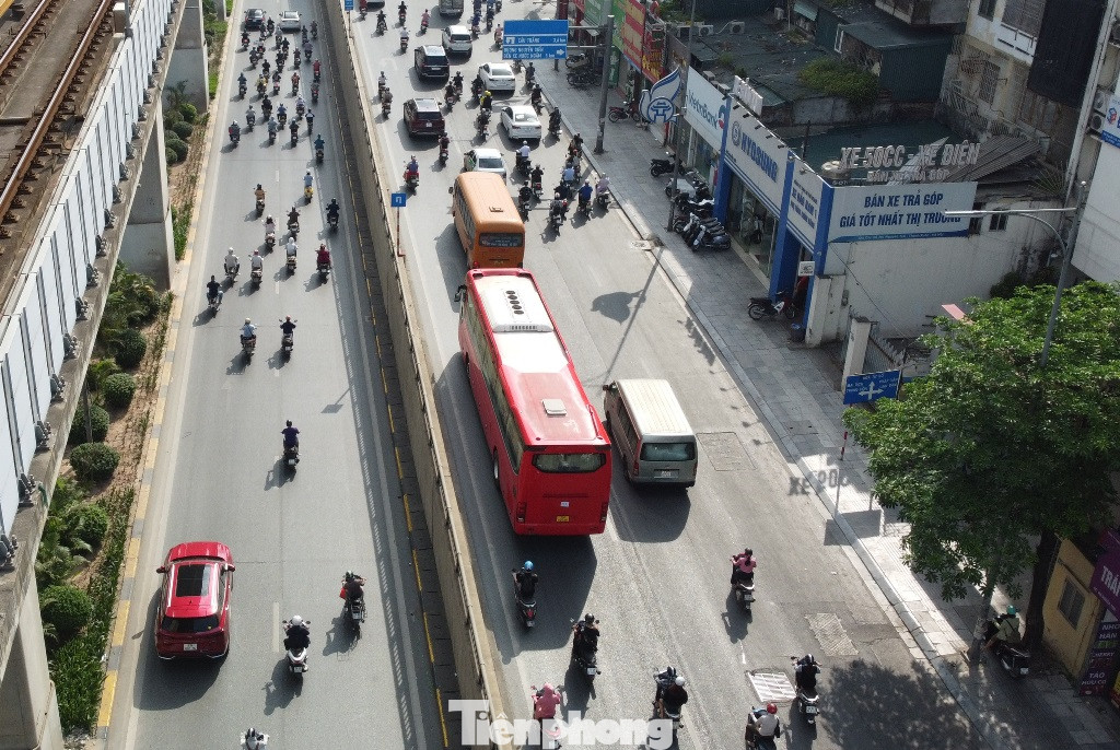 Xe khách hoạt động trên đường Nguyễn Trãi giờ cao điểm với mật độ dày đặc cũng là nguyên nhân làm lưu lượng phương tiện tăng. Xe khách hoạt động trên đường Nguyễn Trãi giờ cao điểm với mật độ dày đặc cũng là nguyên nhân làm lưu lượng phương tiện tăng.