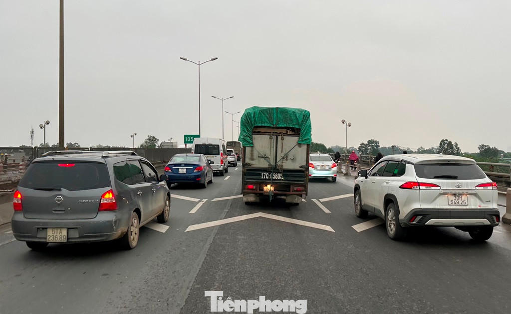 Do vậy, kể cả khi mỗi chiều cầu được mở rộng thêm một làn ô tô, ùn ứ vào giờ cao điểm vẫn xảy ra, tuy nhiên đã hạn chế ùn tắc kéo dài như trước đây. Do vậy, kể cả khi mỗi chiều cầu được mở rộng thêm một làn ô tô, ùn ứ vào giờ cao điểm vẫn xảy ra, tuy nhiên đã hạn chế ùn tắc kéo dài như trước đây.