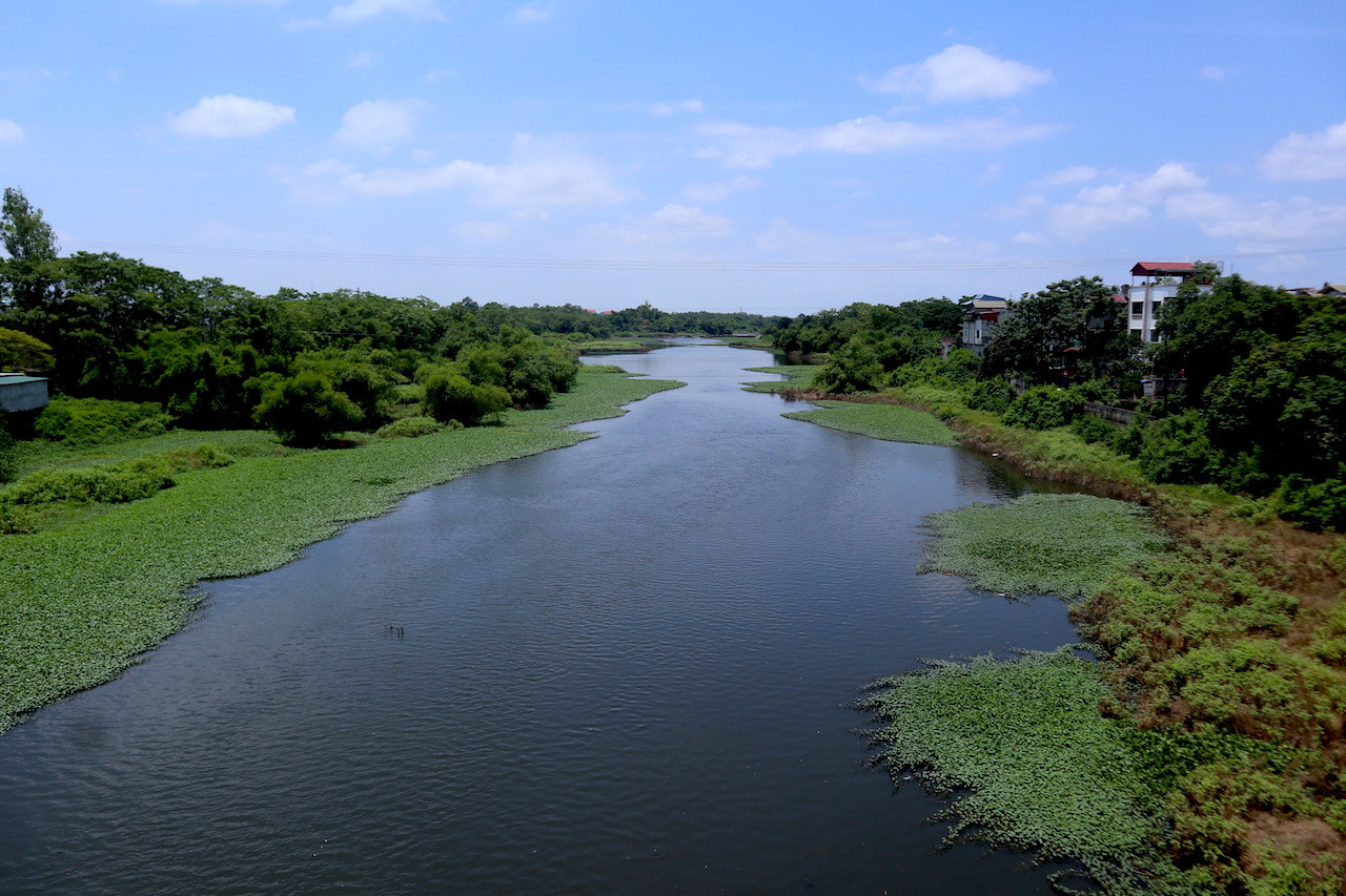 Sông Đáy có chiều dài khoảng 240km là phân lưu của sông Hồng chảy qua Hà Nội, Hà Nam, Ninh Bình và Nam Định rồi đổ ra vịnh Bắc Bộ tại Cửa Đáy. Dòng sông bị ô nhiễm phần lớn do nước thải của các làng nghề khu vực thượng nguồn như xã Đại Tảo, Tân Phú (Quốc Oai), và xa hơn là Dương Liễu, Cát Quế (Hoài Đức), những nơi có nghề sản xuất miến dong, miến đao truyền thống.