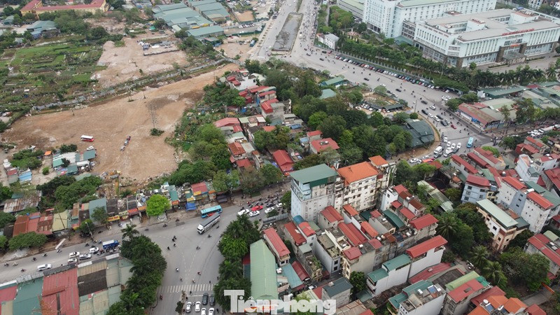 Thay vì có cầu để vượt đường 70, giảm xung đột, hiện phương tiện đi trên đường Chu Văn An vẫn phải đi vòng quanh công trường dự án để ra đường 70.