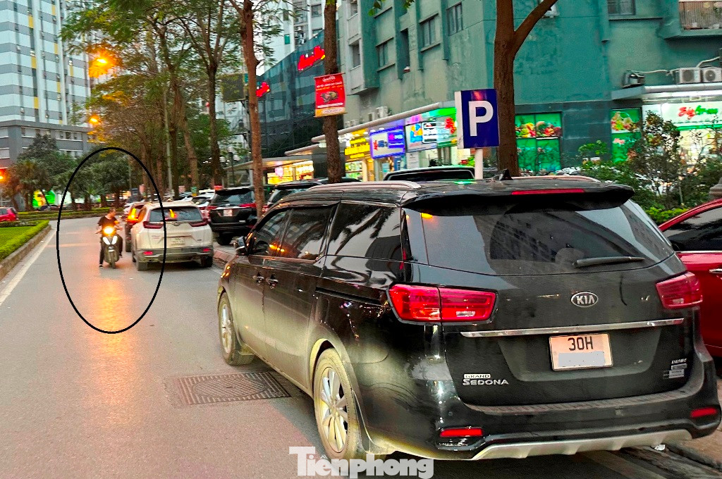 Không được cấp phép trông ô tô, nhưng Cty TNHH MTV Ngân Gia Bảo vẫn đang cắm rất nhiều biển trông xe sai quy định, quy chuẩn trên các tuyến đường Văn Tân, Bùi Quốc Khái để nhân viên (có đeo băng đỏ) thu tiền người dân có xe ô tô.