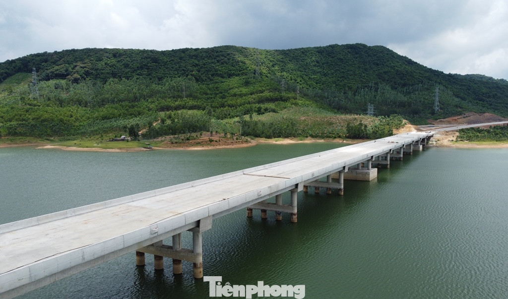 Cầu được chia làm 2 giai phân đoạn đầu tư, giai đoạn 1 (hiện nay) cầu được xây dựng bằng bê tông cốt thép với 22 nhịp ở bên phải tuyến, mặt cắt ngang chiều rộng cầu là 16,5 mét, tương đương là 4 làn xe, mỗi chiều đường 2 làn.