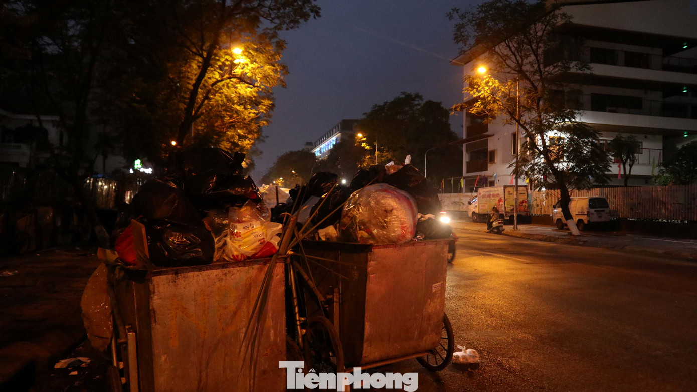 Trong thời gian thu gom, rác thải rơi vương vãi, nắng nóng làm mùi hôi thối bốc lên nồng nặc, nước từ rác thải chảy xuống lòng đường, ảnh hưởng trực tiếp tới cuộc sống của người tham gia giao thông và dân cư khu vực tập kết. Trong thời gian thu gom, rác thải rơi vương vãi, nắng nóng làm mùi hôi thối bốc lên nồng nặc, nước từ rác thải chảy xuống lòng đường, ảnh hưởng trực tiếp tới cuộc sống của người tham gia giao thông và dân cư khu vực tập kết.