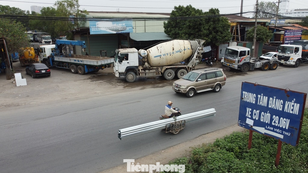 Việc phương tiện đến đông, nhân sự, cán bộ thiếu, dẫn đến xe đến trung tâm phải xếp dài ra đường 70.