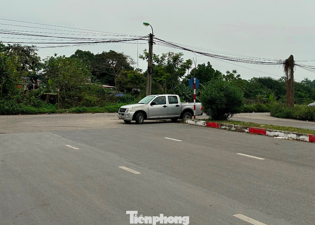 Hiện ô tô, xe máy theo hướng Phúc Lợi - Đức Giang đến cuối đường Mai Chí Thọ hầu hết phải quay lại để tìm đường khác.