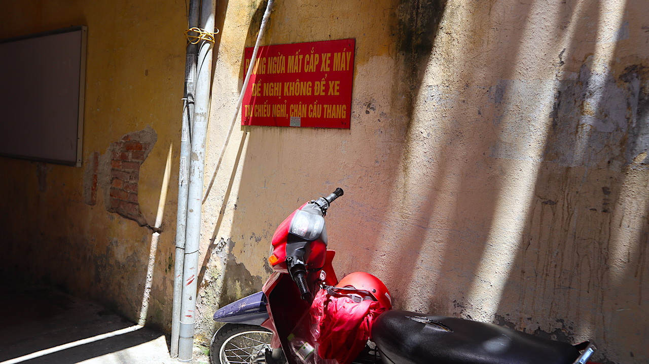 Xe dựng trước cầu thang mặc dù đã có biển cấm của khu vực.