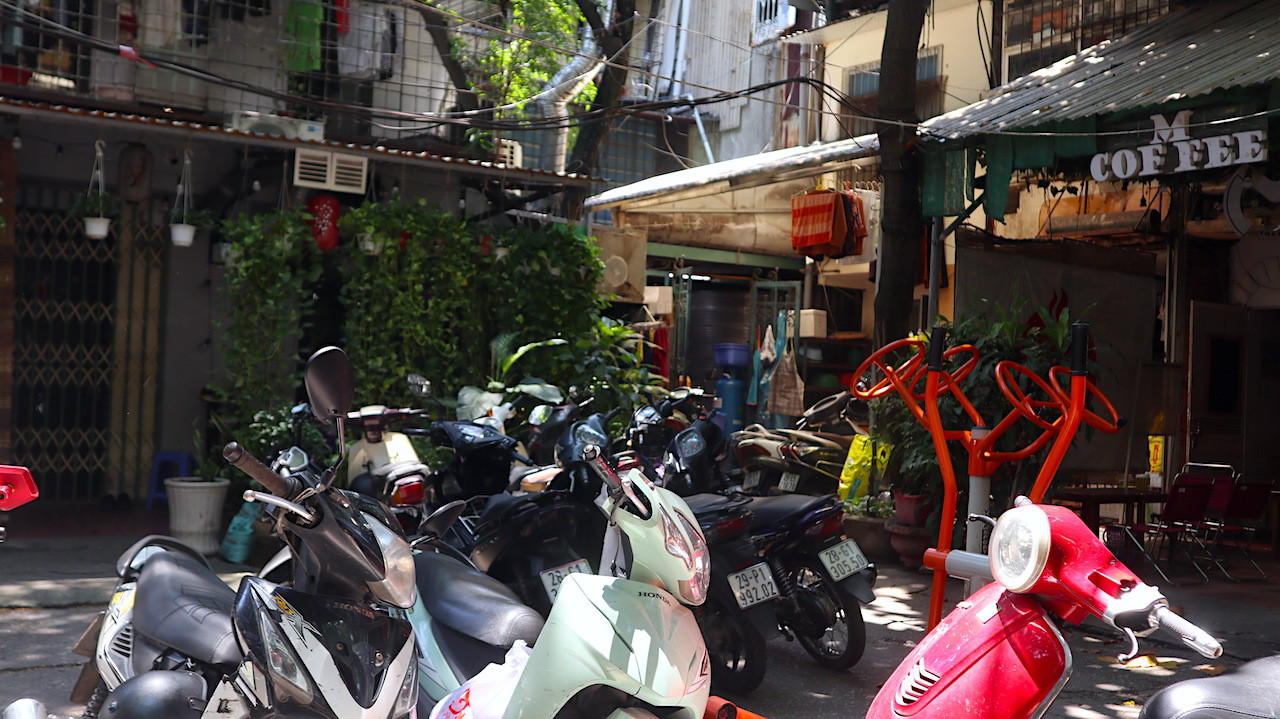 Sân chơi của cư dân được tận dụng làm chỗ để xe.