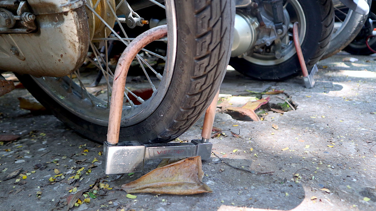 Những xe để ở khu sinh hoạt chung cư dân được khoá cẩn thận, đề phòng trộm cắp.