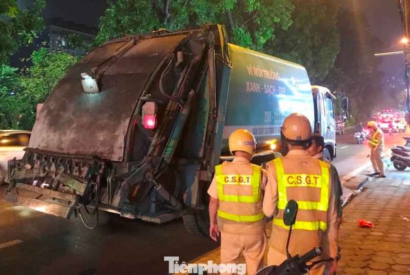 Thông tin với PV Tiền Phong, thiếu tá Đặng Hoàng Giang - Đội trưởng Đội CSGT số 3 (Phòng CSGT Hà Nội) cho biết, theo quy định của thành phố, xe rác chỉ được phép hoạt động vào ban đêm, nếu xe chạy ban ngày là sai quy định. Thời gian qua, Đội CSGT số 3 đã phát hiện, xử lý nhiều xe rác chạy sai giờ, hiện nay đơn vị vẫn đang duy trì việc xử lý này. Thông tin với PV Tiền Phong, thiếu tá Đặng Hoàng Giang - Đội trưởng Đội CSGT số 3 (Phòng CSGT Hà Nội) cho biết, theo quy định của thành phố, xe rác chỉ được phép hoạt động vào ban đêm, nếu xe chạy ban ngày là sai quy định. Thời gian qua, Đội CSGT số 3 đã phát hiện, xử lý nhiều xe rác chạy sai giờ, hiện nay đơn vị vẫn đang duy trì việc xử lý này.