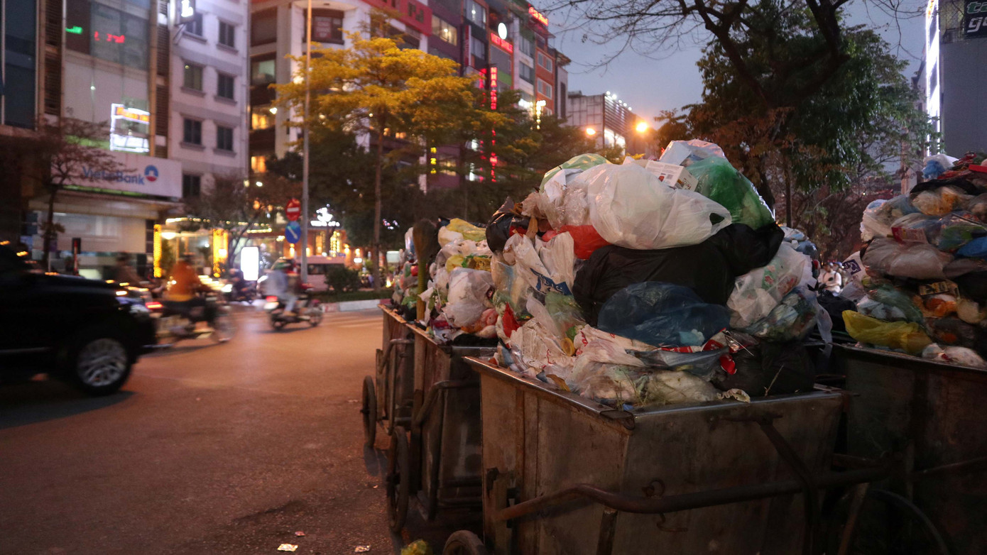 Được biết, thời gian qua, Sở GTVT Hà Nội đã đề nghị Sở Xây dựng bố trí và có phương hướng giải quyết các điểm tập kết rác thải trên đường gây ùn tắc, ảnh hưởng tới giao thông. Nhưng thực tế vẫn chưa được cải thiện. Được biết, thời gian qua, Sở GTVT Hà Nội đã đề nghị Sở Xây dựng bố trí và có phương hướng giải quyết các điểm tập kết rác thải trên đường gây ùn tắc, ảnh hưởng tới giao thông. Nhưng thực tế vẫn chưa được cải thiện.