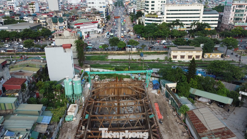 Công trường phía phường Định Công đã đào thi công cơ bản đường dẫn và hầm hở, hiện các đơn vị thi công đang chuẩn bị khoan, đào hầm chính qua đường Giải Phóng.