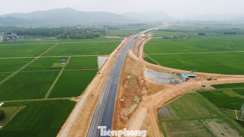 Với 2 nút giao Thiệu Giang (Thiệu Hóa) và Tân Phúc (Nông Cống) là 2 nút giao được UBND tỉnh Thanh Hóa đề xuất mở thêm, đầu tư nhằm tạo thuận lợi cho người dân tiếp cận cao tốc, tăng hiệu quả đầu tư của dự án. Với 2 nút giao Thiệu Giang (Thiệu Hóa) và Tân Phúc (Nông Cống) là 2 nút giao được UBND tỉnh Thanh Hóa đề xuất mở thêm, đầu tư nhằm tạo thuận lợi cho người dân tiếp cận cao tốc, tăng hiệu quả đầu tư của dự án.