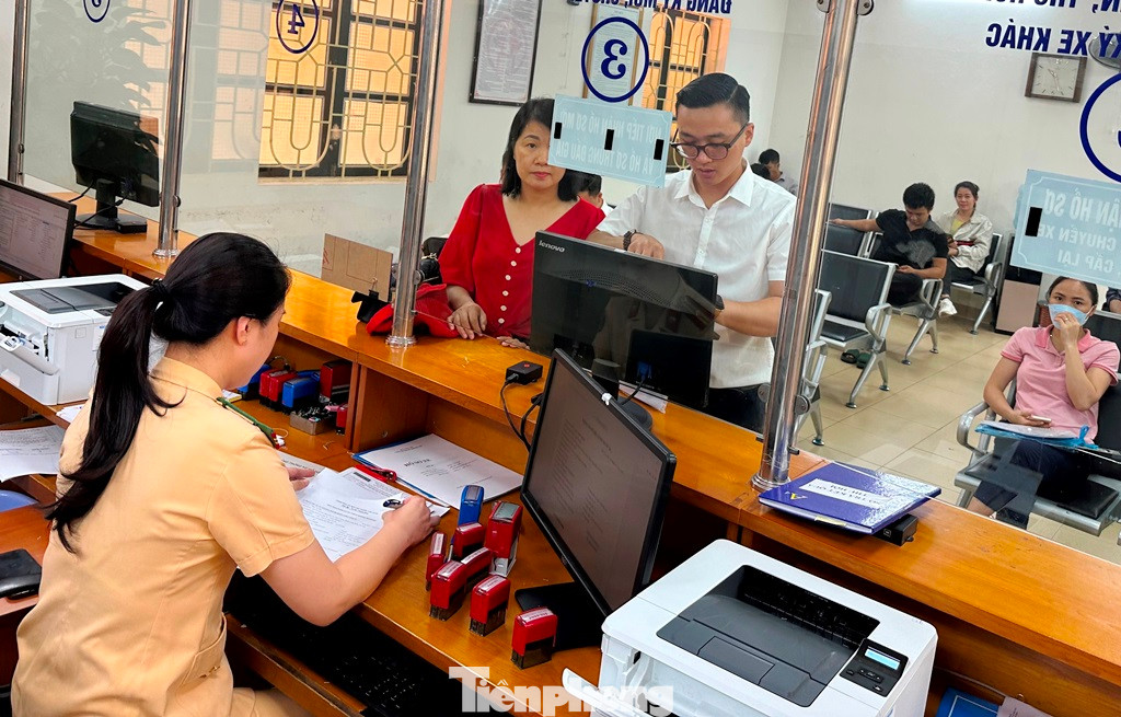 Tại cơ sở đăng ký xe số 1 số 342B phố Thái Hà (PC08), ngày 24/7 cũng có cả trăm người dân đang sử dụng ô tô đưa xe đỗ kín sân bãi và giấy tờ đến làm thủ tục đăng ký.