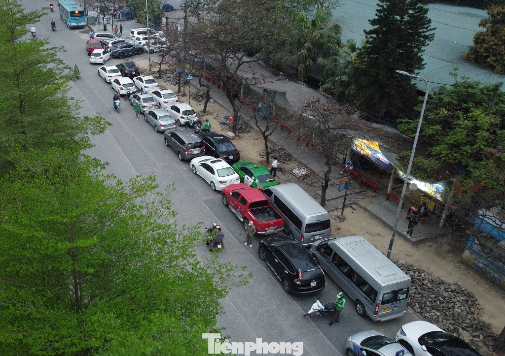 Đến hơn 6h chiều 5/3 lượng xe xếp hàng từ cổng ra vào Trung tâm đăng kiểm Cầu Giấy kéo dài trên đường Cầu Giấy cả trăm mét. Đến hơn 6h chiều 5/3 lượng xe xếp hàng từ cổng ra vào Trung tâm đăng kiểm Cầu Giấy kéo dài trên đường Cầu Giấy cả trăm mét.