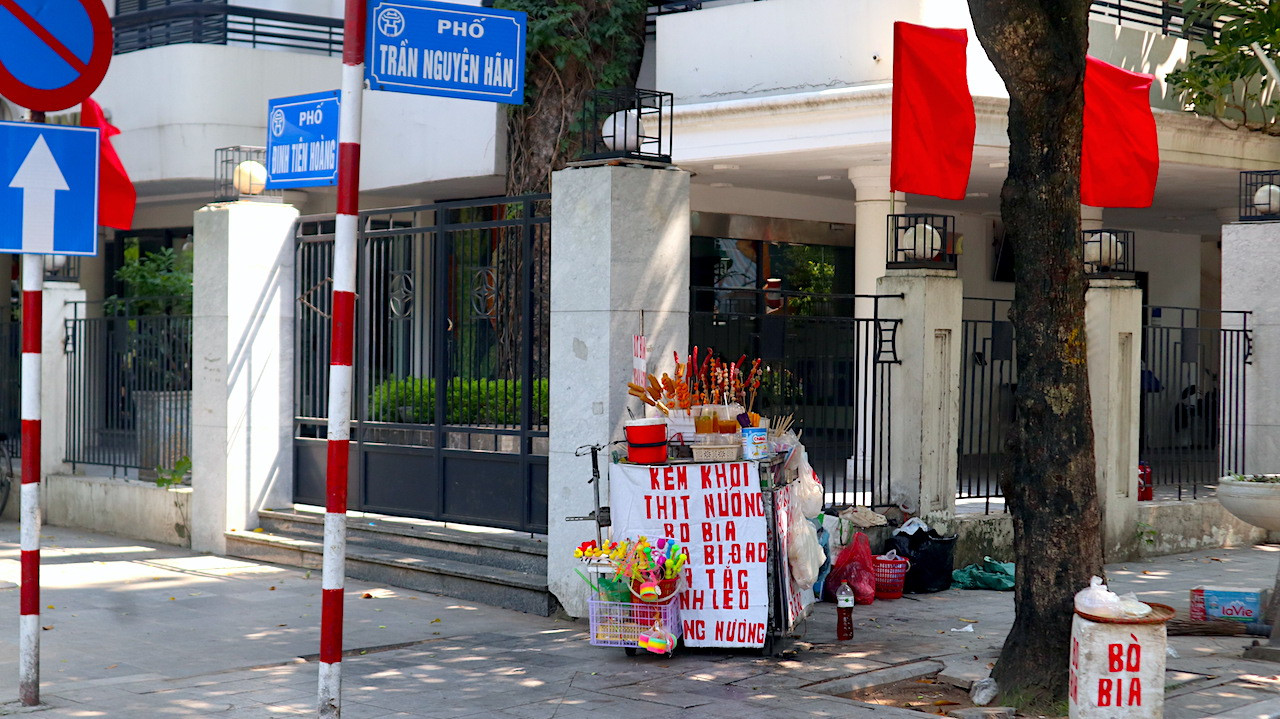 Những xe bán hàng ăn cũng được mở liên tục từ sáng sớm.