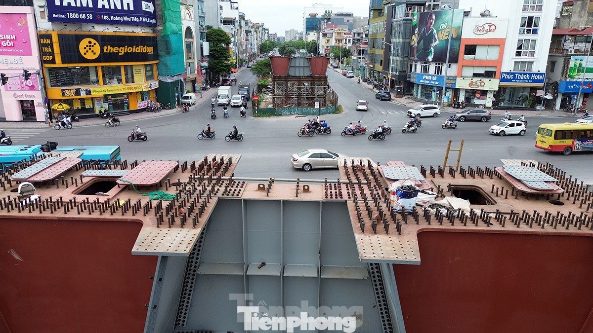 Thi công cầu vượt tại nút giao Hồng Tiến - Nguyễn Văn Cừ. Ảnh: Mạnh Thắng Thi công cầu vượt tại nút giao Hồng Tiến - Nguyễn Văn Cừ. Ảnh: Mạnh Thắng