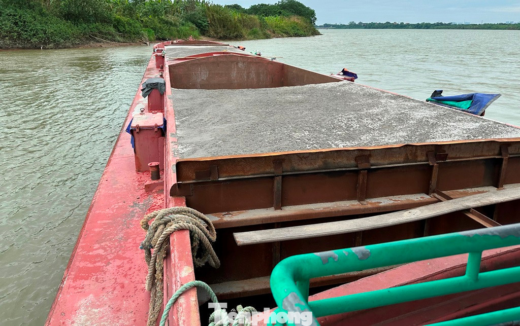 Kiểm tra tàu có biển số NĐ-2757, Cảnh sát đường thủy Hà Nội cũng phát hiện, phương tiện không có nhiều giấy tờ hoạt động kèm theo. Tổ công tác cũng yêu cầu lái tàu và quản lý đánh phương tiện về bến tạm giữ khu vực cảng Hồng Vân. Kiểm tra tàu có biển số NĐ-2757, Cảnh sát đường thủy Hà Nội cũng phát hiện, phương tiện không có nhiều giấy tờ hoạt động kèm theo. Tổ công tác cũng yêu cầu lái tàu và quản lý đánh phương tiện về bến tạm giữ khu vực cảng Hồng Vân.