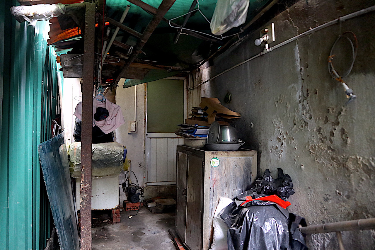 Hệ thống dây điện cũ mòn được lắp phía bên trên chạy dọc theo con ngõ nhỏ, tiềm ẩn nhiều nguy cơ, không đảm bảo an toàn về điện và phòng cháy.