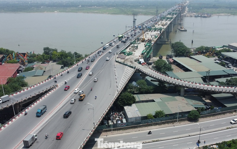 Theo Ban Quản lý dự án đầu tư xây dựng công trình giao thông Hà Nội (chủ đầu tư), sau khi đổ xong trụ, dầm và sàn cầu giai đoạn 2, cầu Vĩnh Tuy giai đoạn 2 sẽ được thông xe dịp 2/9 năm nay. Ngoài giúp thành phố Hà Nội hoàn thành xây dựng và khép kín đường Vành đai 2, dự án còn giúp xóa điểm nút thắt cổ chai khi đường 2 bên đều 8 làn xe nhưng cầu Vĩnh Tuy hiện tại chỉ có 4 làn xe, gây ùn tắc thường xuyên.