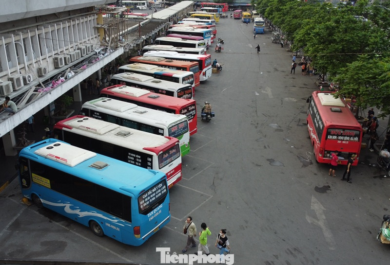 Do lượng khách ra bến đông nên trong chiều 28/4 và sáng 29/4, bến xe Giáp Bát đã phải sử dụng đến 185 xe tăng cường.