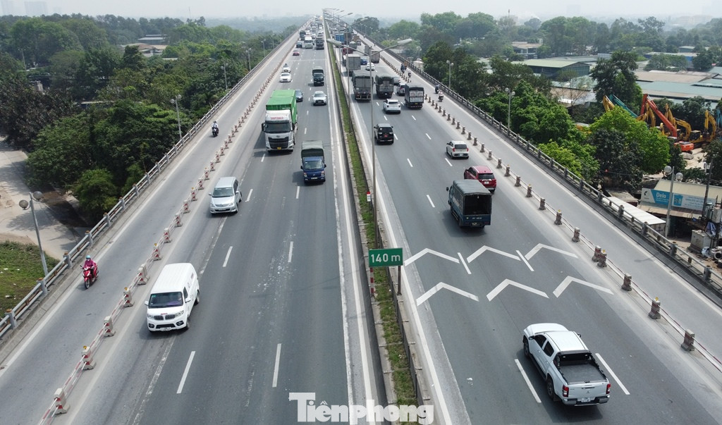 Việc cầu Thanh Trì được mở rộng thêm một làn xe ô tô đã khiến cho giao thông tại đây thời gian qua giảm được ùn tắc, va chạm, tai nạn giao thông. Việc cầu Thanh Trì được mở rộng thêm một làn xe ô tô đã khiến cho giao thông tại đây thời gian qua giảm được ùn tắc, va chạm, tai nạn giao thông.