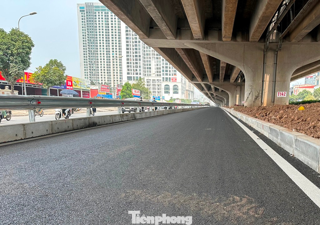 Toàn bộ làn đường được mở rộng có mặt cắt ngang khoảng 4 mét đã thảm nhựa, kẻ vạch sơn hoàn thiện mới bóng, đảm bảo cho phương tiện lưu thông... nhưng đang không có bất kỳ xe máy, ô tô nào được đi vào. Toàn bộ làn đường được mở rộng có mặt cắt ngang khoảng 4 mét đã thảm nhựa, kẻ vạch sơn hoàn thiện mới bóng, đảm bảo cho phương tiện lưu thông... nhưng đang không có bất kỳ xe máy, ô tô nào được đi vào.