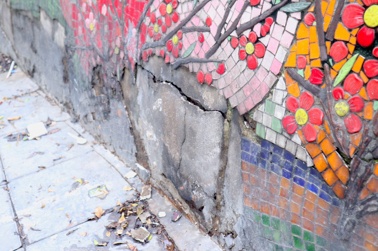 Dưới các yếu tố thời tiết, môi trường, việc hư hại là điều khó tránh khỏi. Tuy nhiên cũng không khó nhận thấy sự thiếu ý thức của người dân tại các không gian văn hóa công cộng như thế này. Do tập kết và đốt rác trong thời gian dài, các mảng gốm bị vỡ vụn và tường bê tông cũng nứt nẻ, bong tróc.