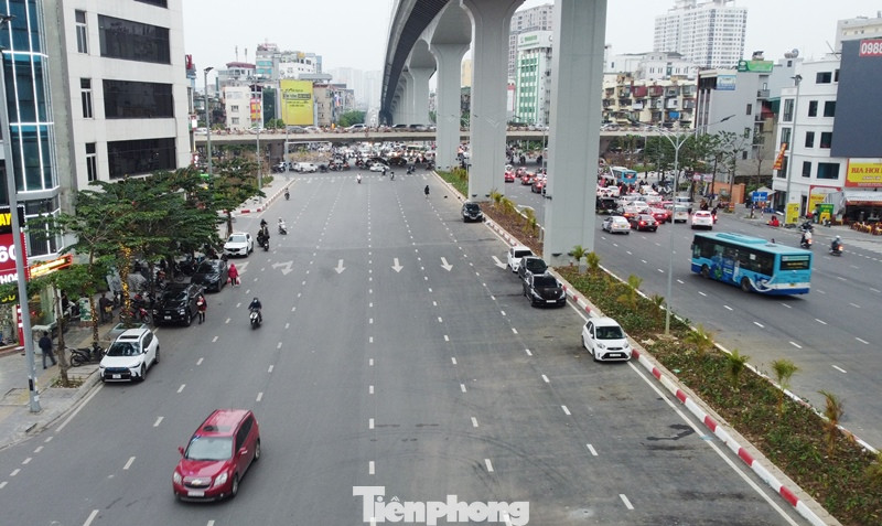 Cùng với thông xe đường trên cao Vành đai 2 đoạn cầu Vĩnh Tuy - Ngã Tư Sở dài 5,1 km; trong sáng mai cơ quan chức năng cũng thông báo việc hoàn thành thi công mở rộng mặt đường dưới thấp đoạn Vĩnh Tuy - Ngã Tư Vọng, dài 3,1 km.