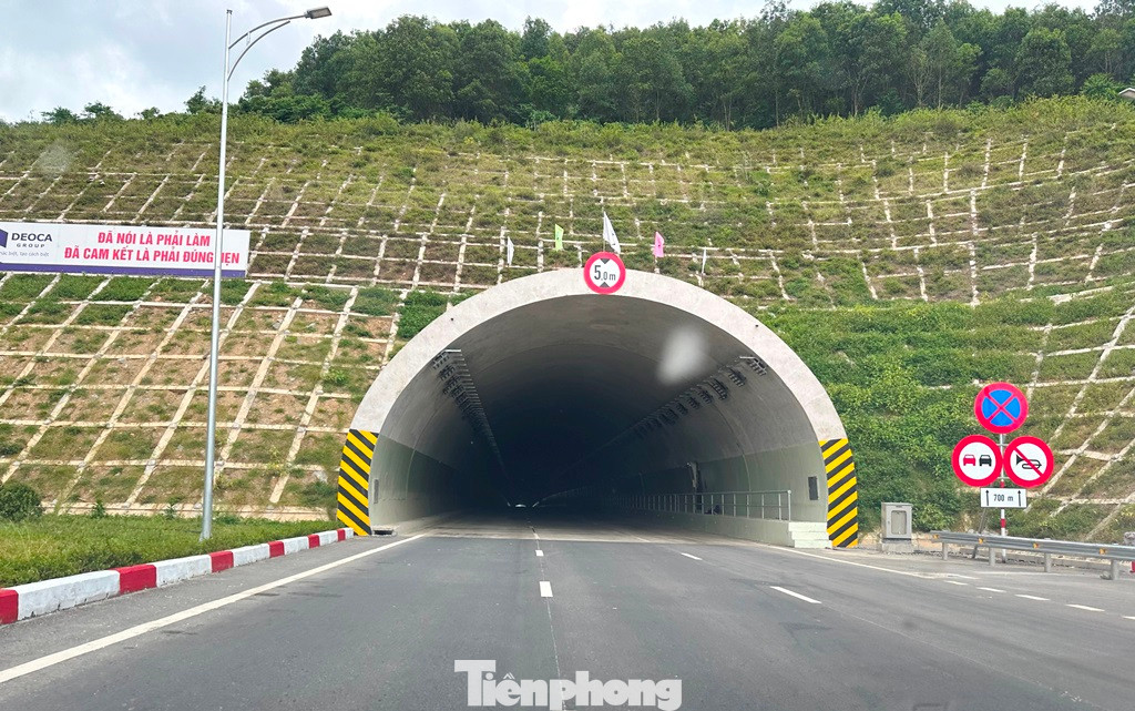 Hầm Thung thi là hạng mục của dự án cao tốc Bắc Nam đoạn Mai Sơn - QL45. Với tổng mức đầu tư hơn 600 tỷ đồng, hầm đã được nhà thầu Tập đoàn Đèo Cả hoàn thành và Bộ GTVT tổ chức thông xe cùng với dự án cao tốc Mai Sơn - QL45 dịp 30/4 vừa qua.