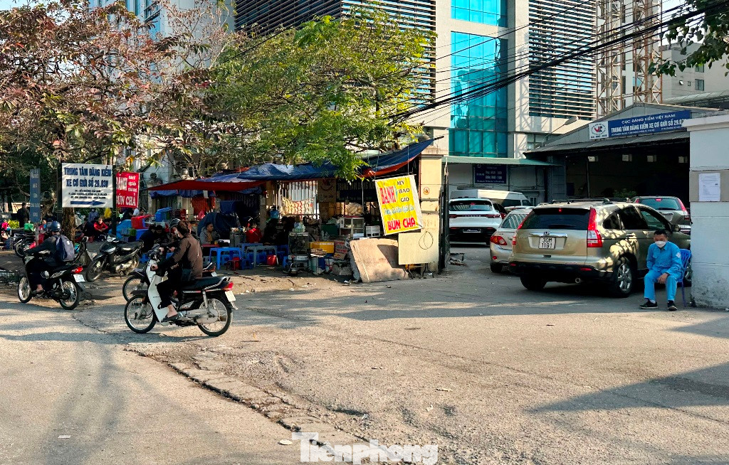 Hầu hết ô tô đến các trung tâm đều được đón tiếp. Chủ xe không phải lấy số và được nhân viên mời vào làm thủ tục ngay để kiểm định xe. Hầu hết ô tô đến các trung tâm đều được đón tiếp. Chủ xe không phải lấy số và được nhân viên mời vào làm thủ tục ngay để kiểm định xe.