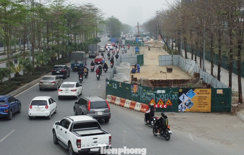 Trên tuyến đường Chu Văn An đang có nhiều lô cốt chiếm hơn nửa lòng đường.