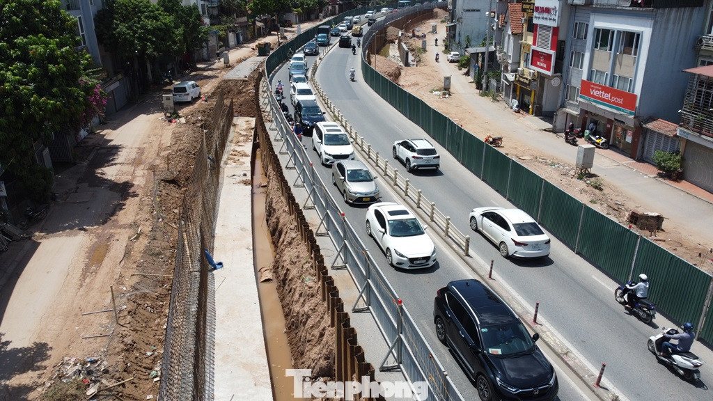 Với những đoạn đê đã đào xẻ, hạ cốt để xây móng tường chắn như thế này, đại diện Bộ NN&PTNT yêu cầu phải đắp lại đất, hoàn trả lại bờ đê như cũ để phòng chống lũ. Với những đoạn đê đã đào xẻ, hạ cốt để xây móng tường chắn như thế này, đại diện Bộ NN&PTNT yêu cầu phải đắp lại đất, hoàn trả lại bờ đê như cũ để phòng chống lũ.