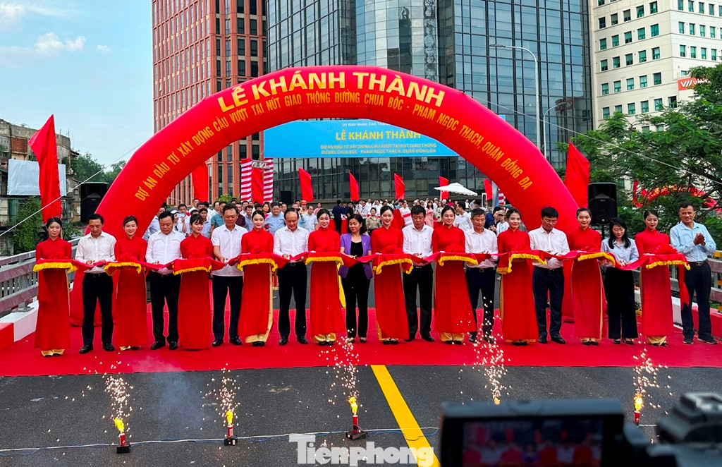 Lãnh đạo thành phố Hà Nội, chủ đầu tư và các sở ngành cắt băng thông cầu. Ảnh: Trọng Đảng