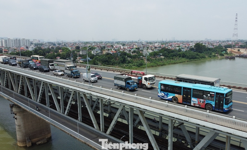 Trong 3 ngày qua, cầu Thăng Long liên tục xảy ra ùn tắc vào giờ cao điểm, các dòng xe trong đó có xe buýt chạy hướng sân bay Nội Bài xếp hàng đi với tốc độ... rùa bò. Trong 3 ngày qua, cầu Thăng Long liên tục xảy ra ùn tắc vào giờ cao điểm, các dòng xe trong đó có xe buýt chạy hướng sân bay Nội Bài xếp hàng đi với tốc độ... rùa bò.