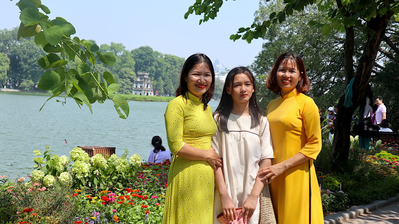 Bên cạnh hồ Gươm nắng chan hoà, chỉ cần đưa điện thoại lên là có ngay những bức ảnh đẹp.