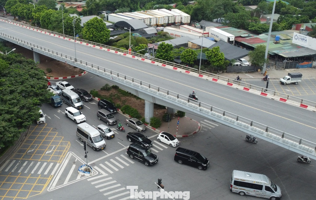 Các làn phương tiện đi theo hướng Cổ Linh - cầu Vĩnh Tuy sang trung tâm thành phố vẫn gặp khó khăn vào giờ cao điểm do lưu lượng xe đông.