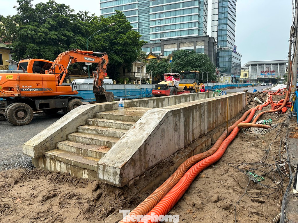 Đến nay, việc xây lắp ga ngầm đã xong cơ bản, công trình đã được hoàn trả mặt bằng bên trên. Hiện dự án chỉ có phần cửa đi xuống hầm là nổi lên khỏi mặt đất, các đơn vị thi công đang tiếp tục hoàn thiện các công việc còn lại. Đến nay, việc xây lắp ga ngầm đã xong cơ bản, công trình đã được hoàn trả mặt bằng bên trên. Hiện dự án chỉ có phần cửa đi xuống hầm là nổi lên khỏi mặt đất, các đơn vị thi công đang tiếp tục hoàn thiện các công việc còn lại.