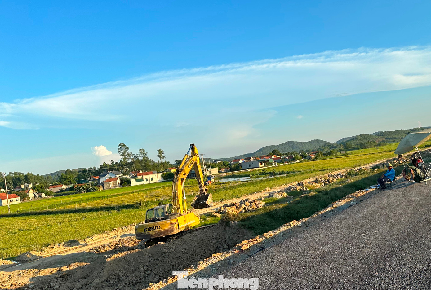 Hệ thống đường gom của dự án cũng đang được thi công để về đích kịp thời cùng đường chính của dự án. Hệ thống đường gom của dự án cũng đang được thi công để về đích kịp thời cùng đường chính của dự án.