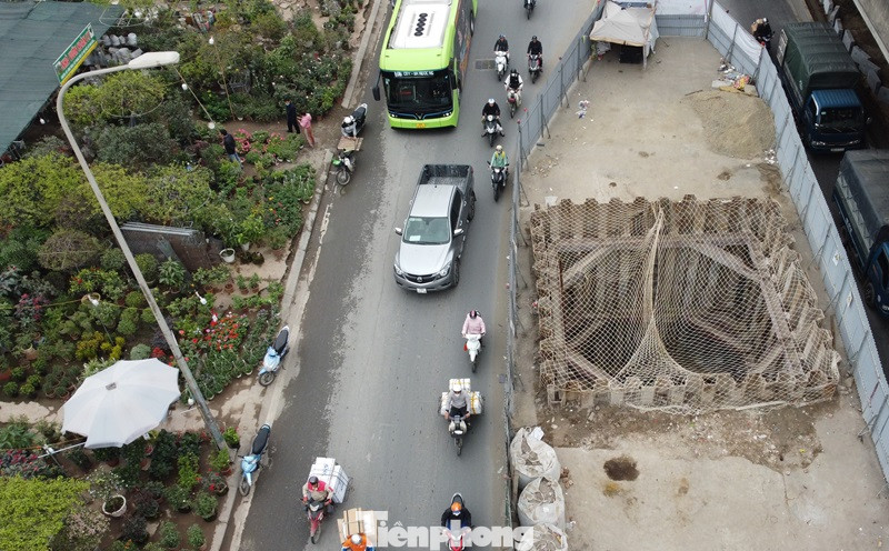 Ngoài lấn chiếm toàn bộ vỉa hè, các cửa hàng kinh doanh còn đang thu hút lượng lớn khách đến để xe, mua hàng ở lòng đường.