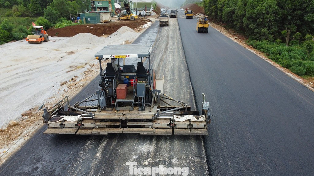 Dự án có 4 gói thầu, trong đó gói XL01, XL02 có tiến độ thi công tốt nhất, đạt trên 90% khối lượng. Hiện nhà thầu đang thảm các lớp nhựa mặt đường.