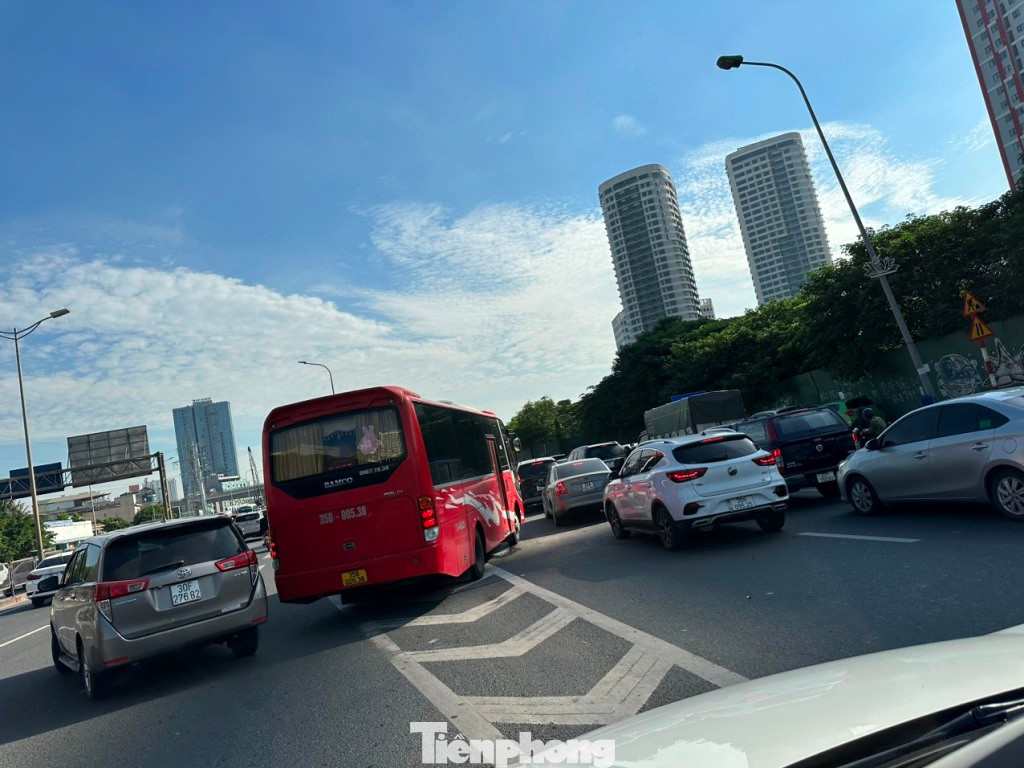 Thay vì đi lên cầu vượt Mai Dịch để qua nút, nhiều xe khách liên tỉnh thấy tắc đường vẫn đè vạch liền, cắt mặt xe ô tô con để đi vào bên dưới cầu vượt.