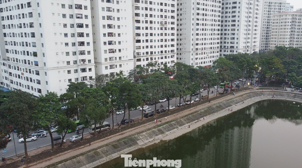 Mặc dù là khu đô thị đông dân nhất Hà Nội, KĐT Linh Đàm chưa có bãi xe theo quy hoạch nào được xây dựng và sử dụng đúng nghĩa.